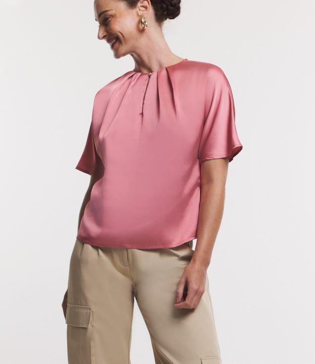 Blusa em Tecido Acetinado com Pregas na Gola - 1