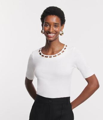 Blusa em Meia Malha com Detalhe Trançado e Vazado na Gola