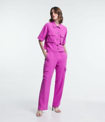 Calça Cargo Cintura Média em Viscose com Bolsos Utilitários