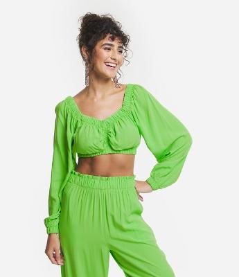Blusa Cropped em Viscose com Elástico no Decote e Franzido no Busto