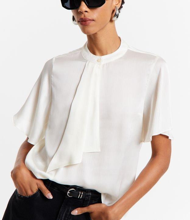 Blusa Manga Curta em Crepe com Detalhe de Gravata na Gola - 1
