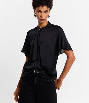 Blusa Manga Curta em Crepe com Detalhe de Gravata na Gola