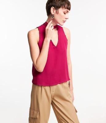 Blusa em Chiffon com Tachinha e Amarração na Gola
