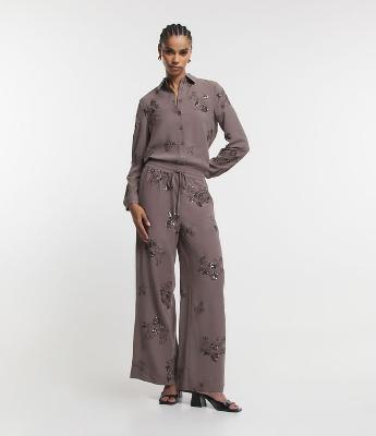 Calça Wide Leg com Amarração no Cós e Bordado Folhagens com Paetê