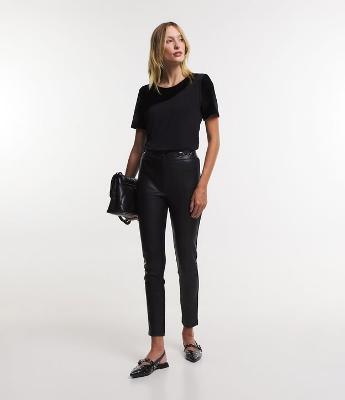 Calça Legging com Frente em Material Sintético e Detalhe Corrente no Cós