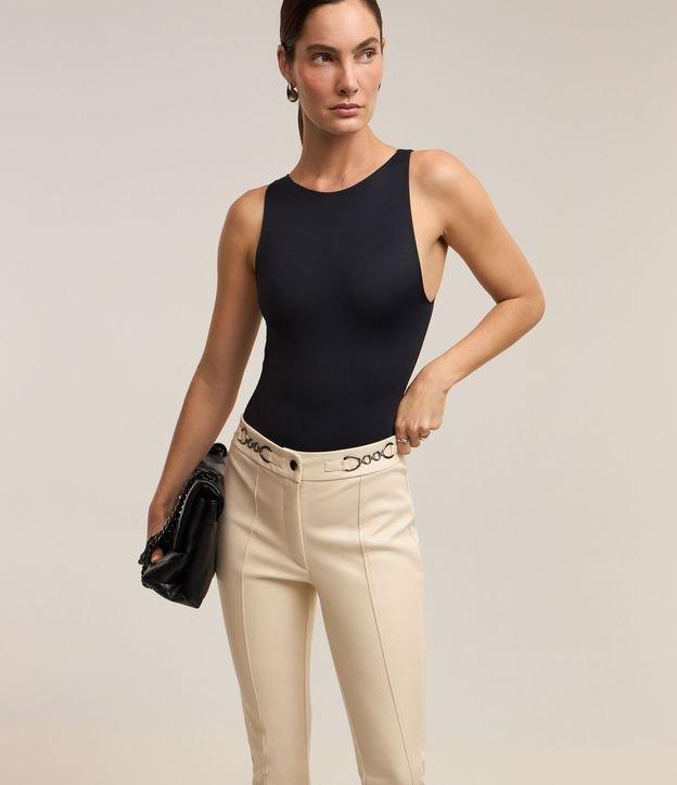 Calça Legging com Frente em Material Sintético e Detalhe Corrente no Cós - 2