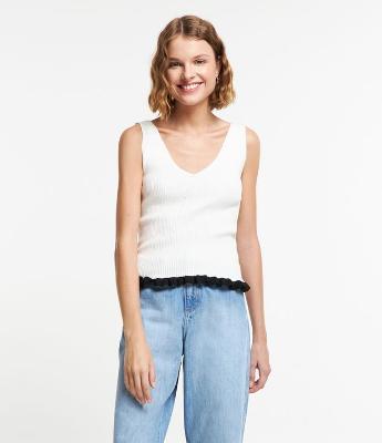 Blusa Regata em Tricô Texturizada e Barra com Frufru Contrastante