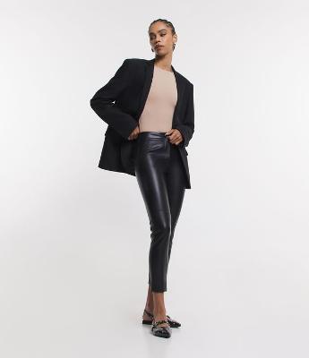 Calça Skinny com Material Sintético e Abotoamento Frontal