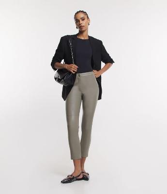 Calça Skinny com Material Sintético e Abotoamento Frontal