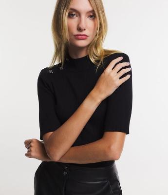 Blusa em Viscose com Botões no Ombro e Textura Canelada