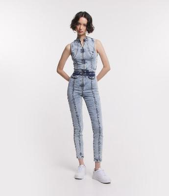 Macacão Longo em Jeans com Zíper Frontal e Recortes