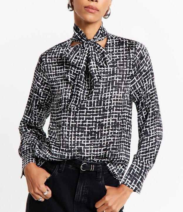 Blusa em Tecido Acetinado com Laço na Gola e Estampa Geométrica - 1