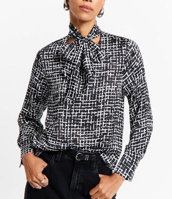 Blusa em Tecido Acetinado com Laço na Gola e Estampa Geométrica