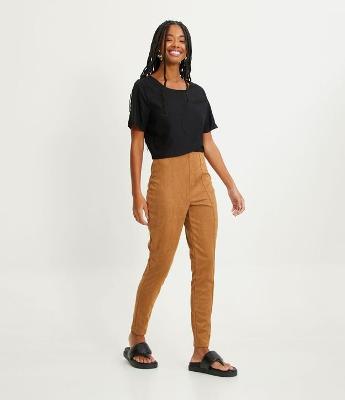 Calça Legging em Material Sintético com Frisos