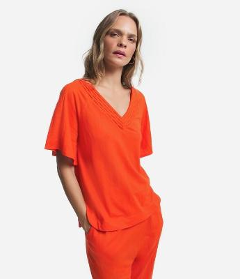 Blusa em Orly com Decote Trabalhado