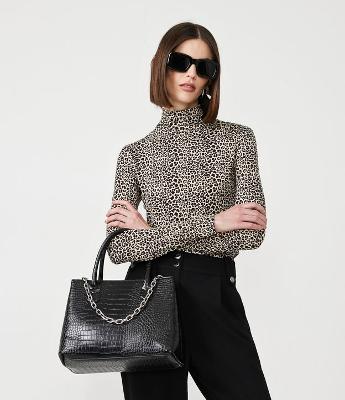 Blusa em Meia Malha com Gola Alta e Estampa Animal Print