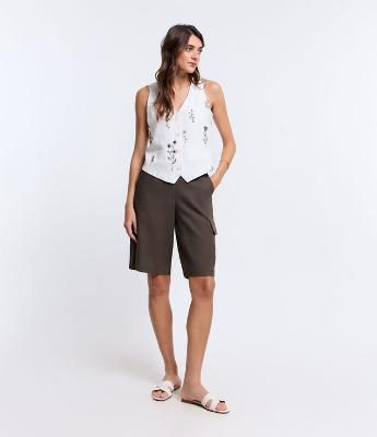 Bermuda Alongada em Viscolinho com Bolso Lateral