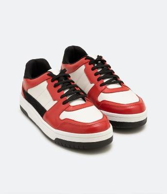 Tênis Street Cano Baixo com Recortes Contrastantes