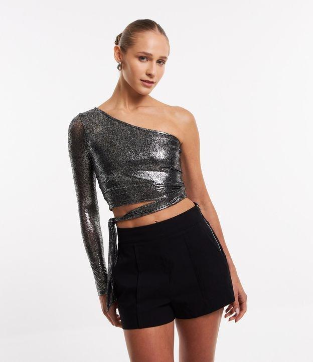 Blusa Cropped em Meia Malha Metalizada com Um Ombro Só e Lacinho - 1