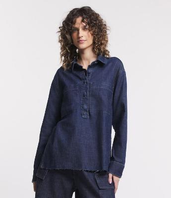 Camisa Alongada Jeans com Botões e Bolsos Frontais