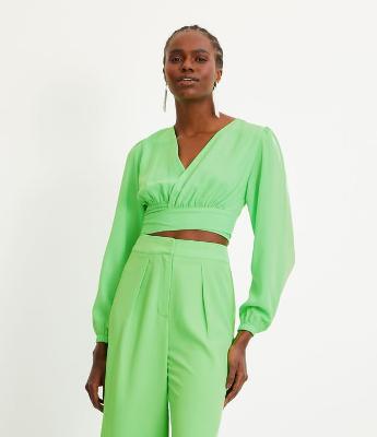 Blusinha Cropped em Crepe com Decote V e Laço na Cintura