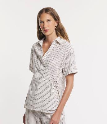 Camisa Manga Curta em Sarja Listrada com Transpasse