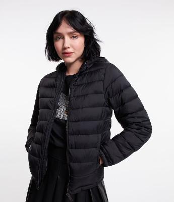 Jaqueta Ultra Leve com Capuz e Bolsos com Botão