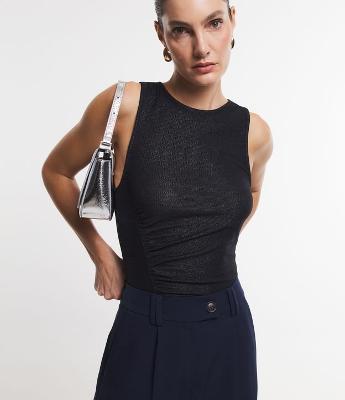 Blusa sem Manga em Viscose com Fio Metalizado e Drapeado Diagonal