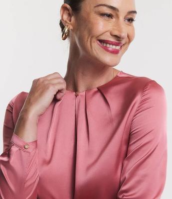 Blusa em Tecido Acetinado com Detalhes de Pregas na Gola
