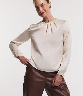 Blusa em Tecido Acetinado com Detalhes de Pregas na Gola