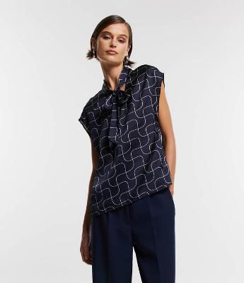 Blusa em Chiffon Acetinada com Gola Laço e Estampa Geométrica