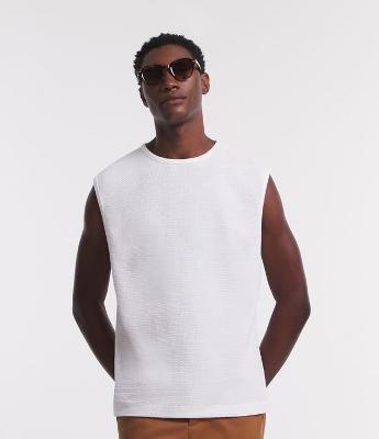 Regata Regular em Meia Malha com Textura de Furinhos