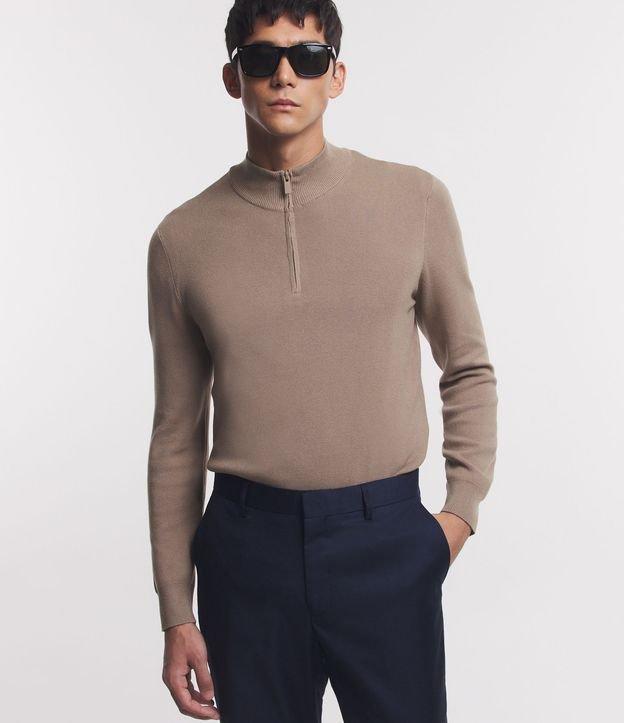 Suéter Comfort em Viscose Texturizada com Gola Alta e Zíper - 1