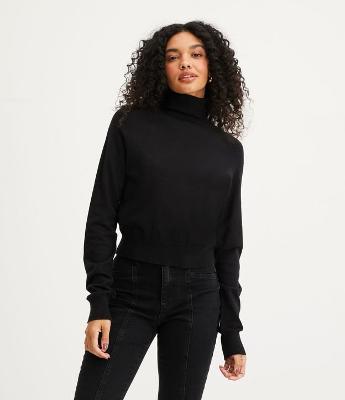 Blusa em Tricô com Gola Alta e Manga Longa