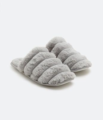 Pantufa Fechada com Gomos e Textura Peluciada