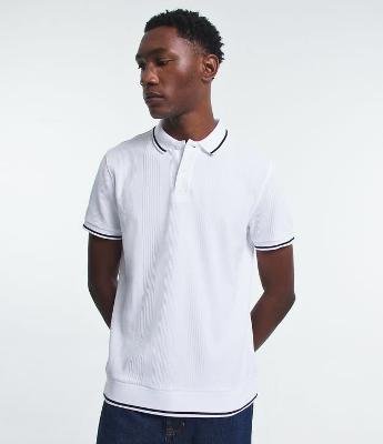 Polo Regular com Textura de Listras e Frisos Contrastantes