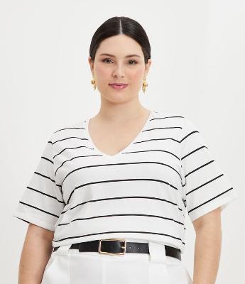 Blusa com Gola V e Estampa Listrada Curve & Plus Size