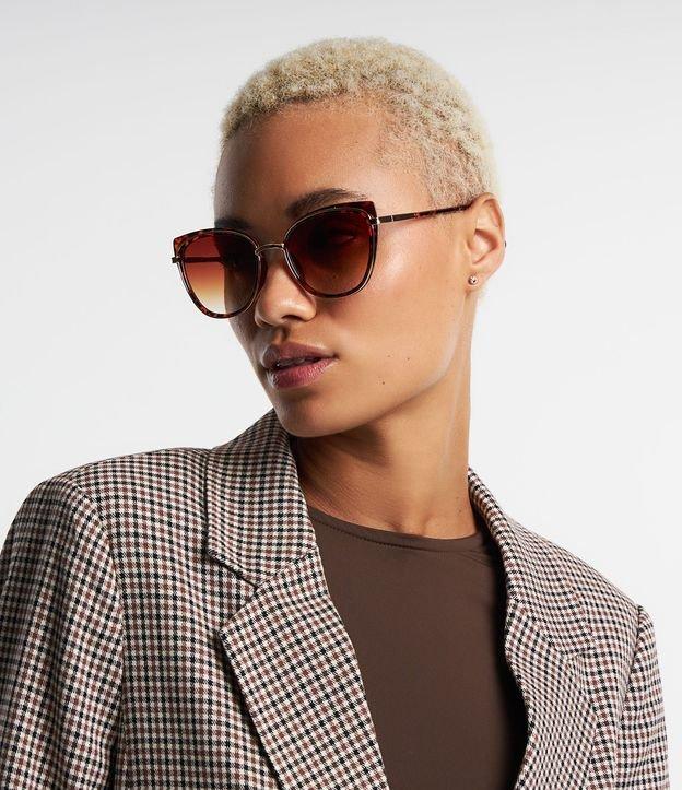 Óculos de Sol Gateado com Detalhe Animal Print e Ponteira Extra Longa - 3