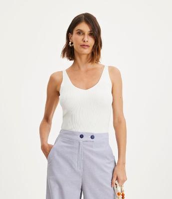 Blusa Regata Canelada em Tricô Leve com Decote V