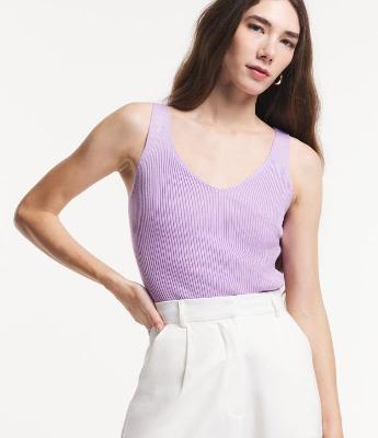 Blusa Regata Canelada em Tricô Leve com Decote V