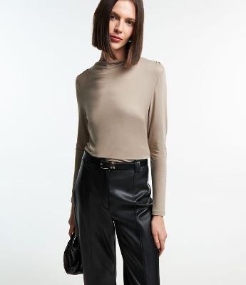 Blusa em Meia Malha com Gola Boba