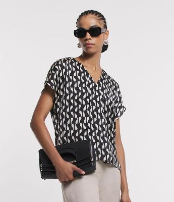 Blusa Acetinado com Decote V e Estampa Abstrata
