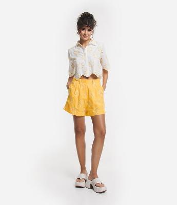 Short Curto em Laise com Bordado de Solzinho