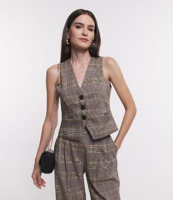 Colete Alfaiatado com Abotoamento Frontal e Estampa Xadrez