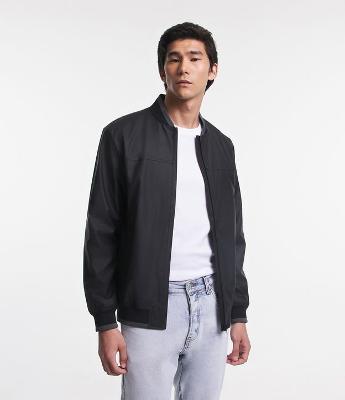 Jaqueta Bomber em Material Emborrachado e Gola Altinha