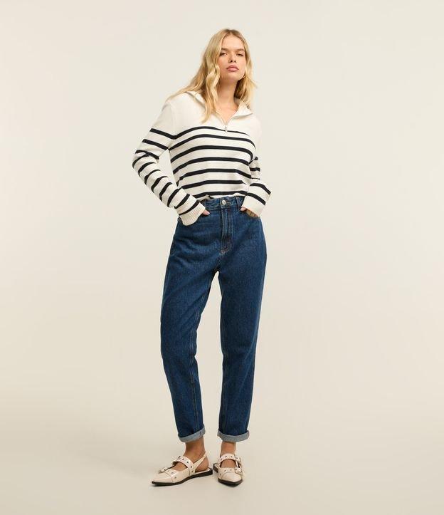 Calça Mom em Jeans com Cintura Alta e Costura Aparente - 4