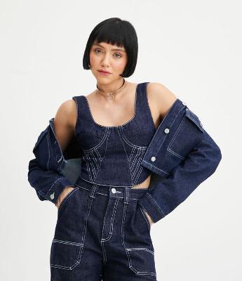 Blusa Cropped Corset Sem Manga em Jeans com Costura Aparente