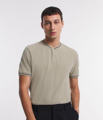 Polo Slim em Meia Malha com Botões na Gola e Frisos Contrastantes