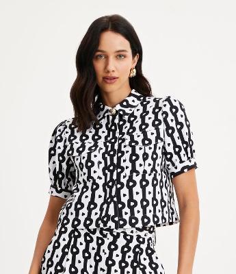 Camisa em Crepe com Manga Bufante e Botão Detalhado na Gola