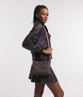 Bolsa Transversal com Estampa de Triângulos e Plaquinha de Metal - 1